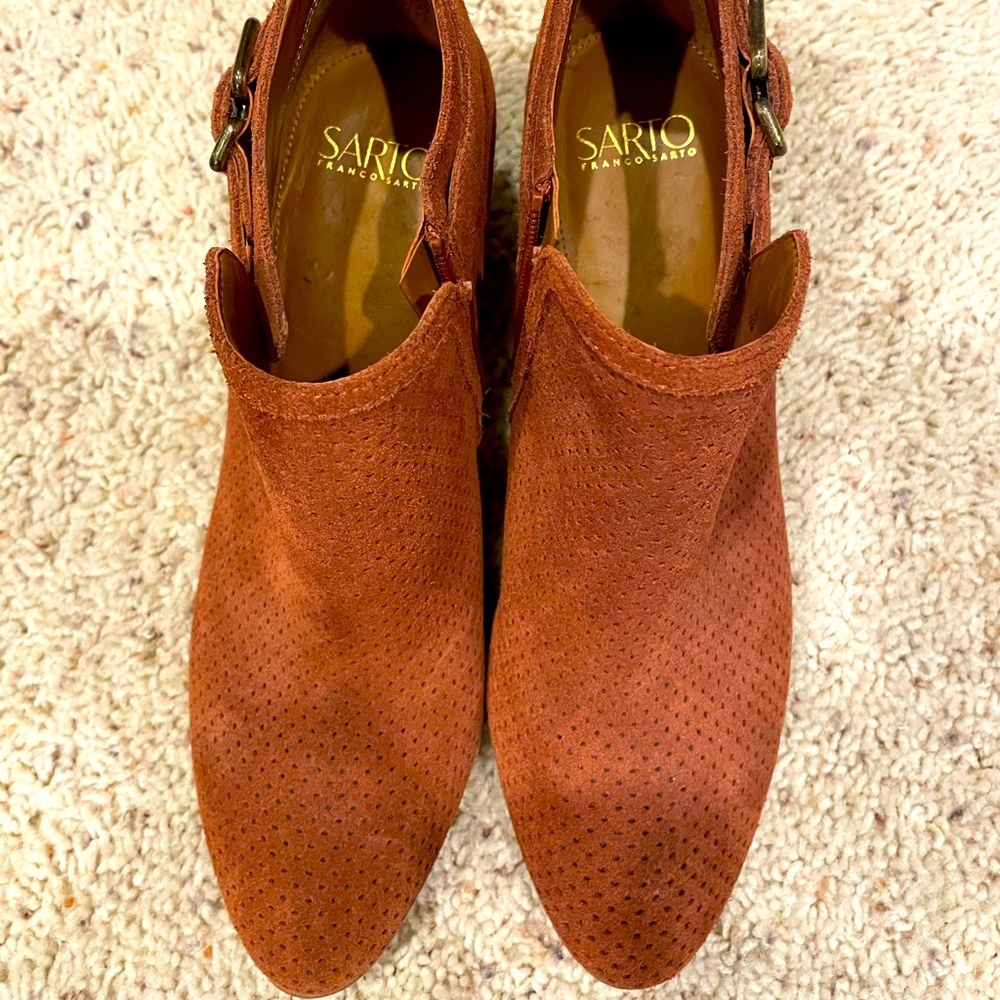 Low heeled booties